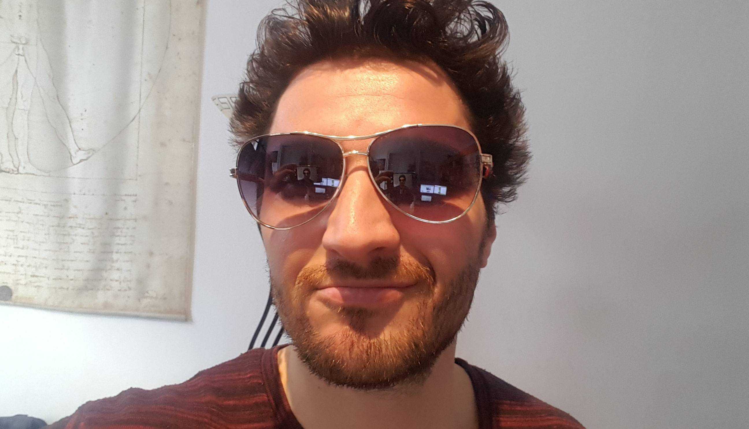 tinder profil fotos schlechtes Beispielfoto Sonnenbrille
