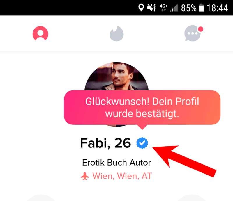 So sieht ein verifiziertes Tinder Profil aus mit dem blauen Haken