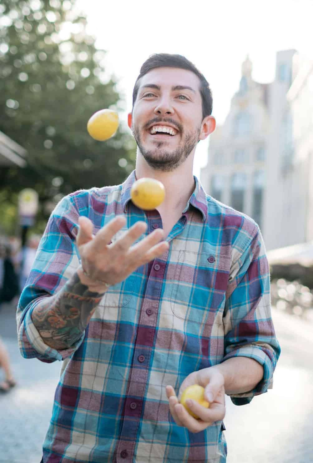 Junger Mann, der jongliert aus Tinder Fotoshooting