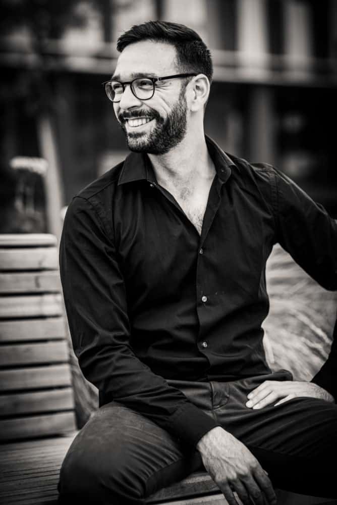 Lachender Mann aus Fotoshooting für Online Dating Profil