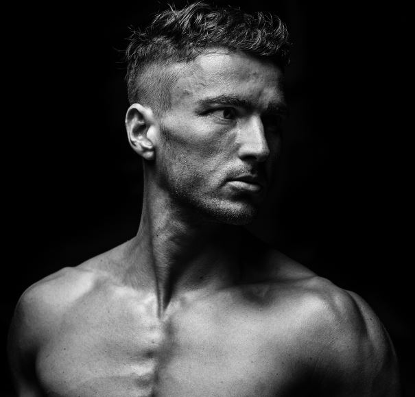 So sieht ein gutes maskulines Tinder Foto aus für Sex-Dates