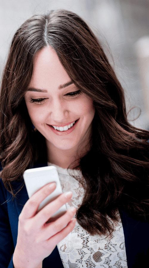 So sieht jemand aus, der sich über eine coole Antwort auf die Frage wie geht es dir im Tinder Chat freut
